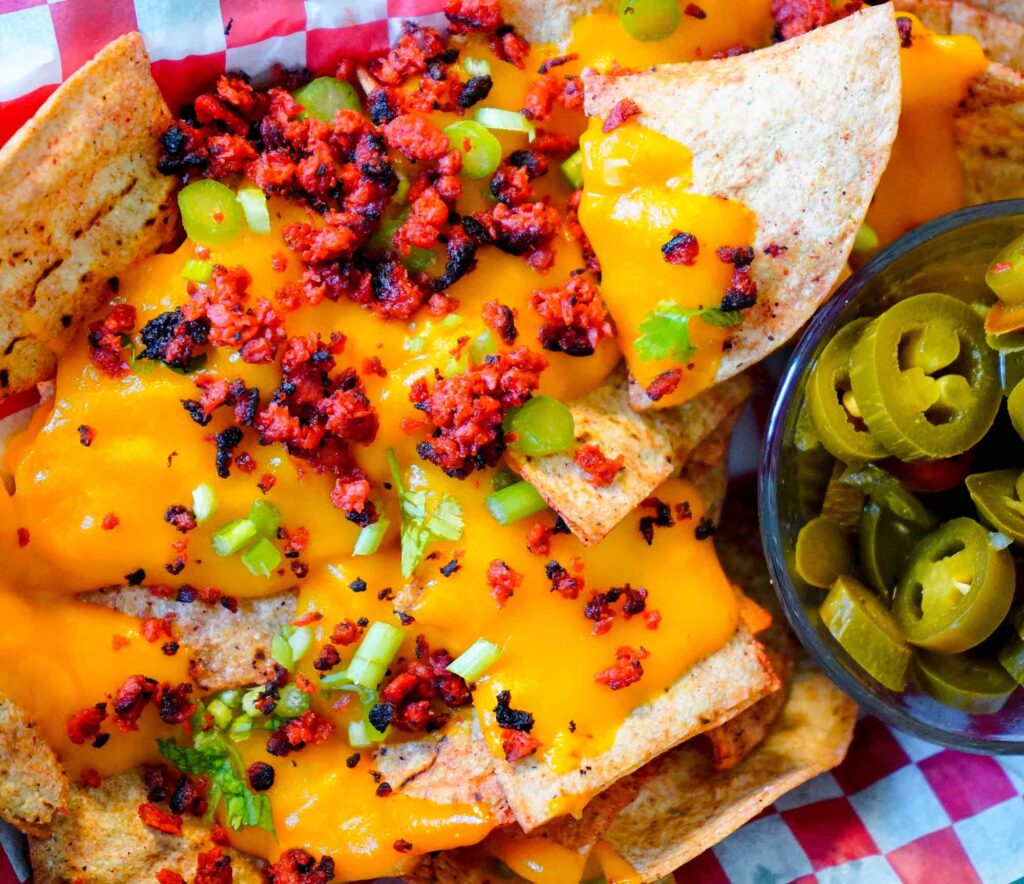 Nachos with chorizo ​​and vegan cheddar